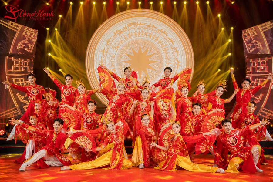.kiem-tra-san-khau-va-trang-phuc-truoc-gio-dien