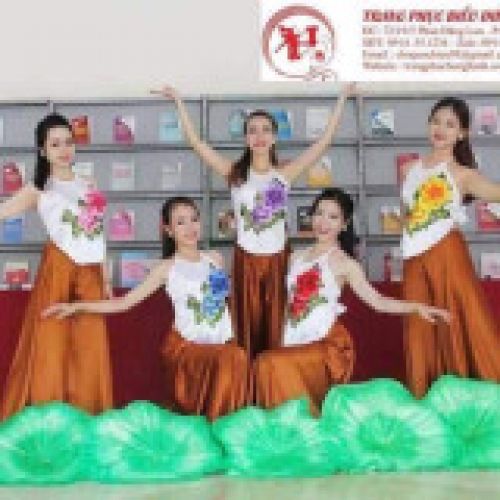 Yếm hoa phối quần nâu 1